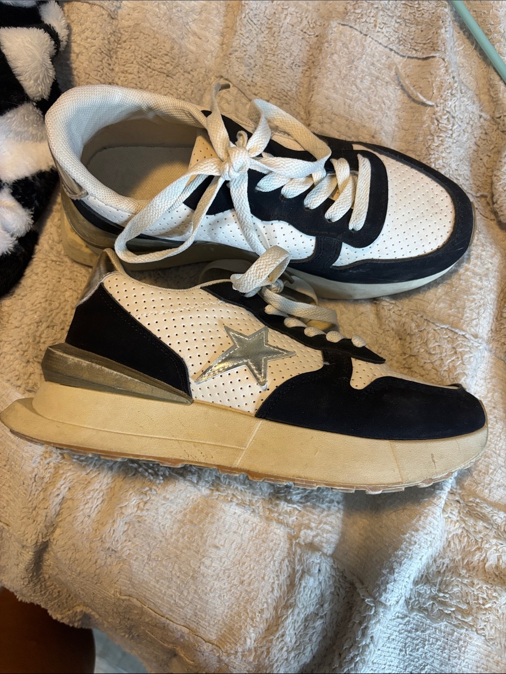 Yoki Black and White Star Accent Sneakers